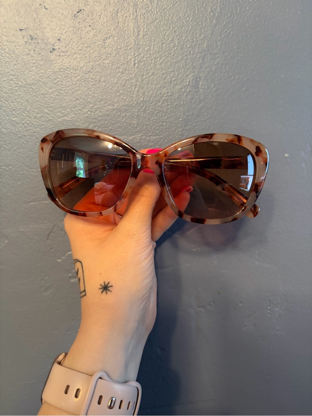 Tortoiseshell Cat-Eye Sunglasses - Brown with pinkish lenses